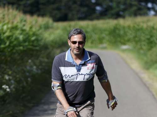 Mann mit Haarverpflanzung beim Sport